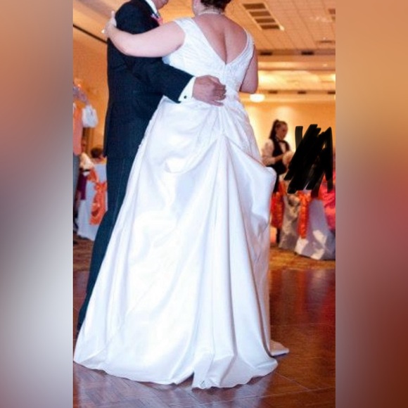 Beautiful Wedding Dress - Picture 2 of 7